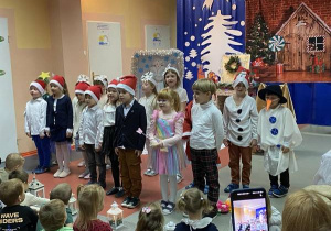Dzieci składają świąteczne życzenia i śpiewają kolędę "Dzisiaj w Betlejem"