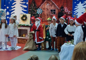 Mikołaj obiecuje pomoc dzieciom.