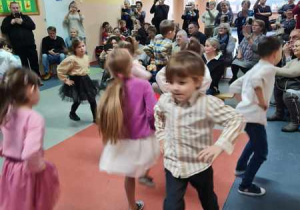Dzieci tańczą taniec "Rom, pom, pom".
