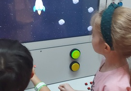 Mateusz i Julia graja w grę "Lot w kosmosie".