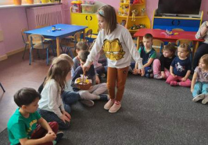 Ania prezentuje dzieciom koszyczek.
