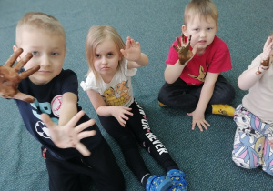 Za pomocą farby, dzieci mogą zobaczyć jak przenoszą się zarazki z rąk.