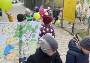 Dzieci z plakatem na cześć Ziemi