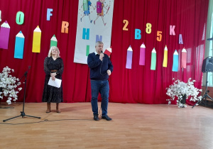 W szkolnej sali gimnastycznej dzieci ze skierniewickich placówek przywitał dyrektor szkoły, pan R. Czyżewski i wicedyrektor, pani M. Gandziarska.
