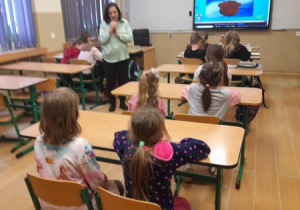 W klasie I dzieci oglądają bajkę "Calineczka".