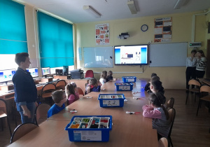 W pracowni technicznej dzieci oglądają film edukacyjny