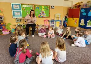 Pani Aneta czyta dzieciom książkę.