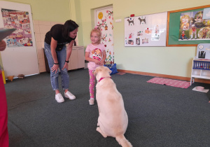 Natalia ćwiczy sztuczkę z Zumą.