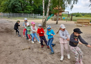 Przeciąganie liny.