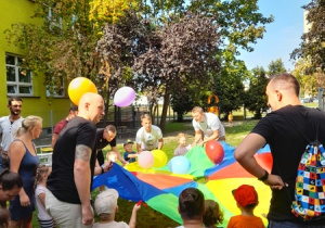 Zabawy z chustą animacyjną i balonami.