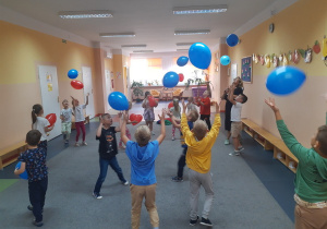 Wesoła zabawa z balonami.