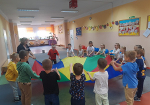 Biedronki tańczą z chustą animacyjną.