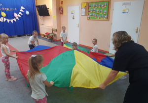 Zabawa z chustą animacyjną pt. "Kto jest pod chustą?"
