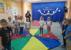 Zabawa z chustą "Kolory".