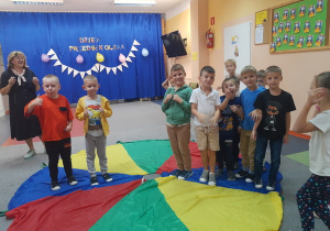 Zabawa z chustą "Kolory".