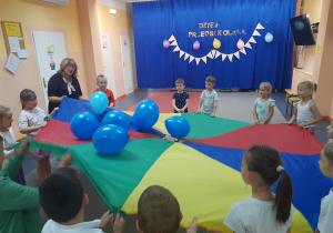 Wesoła zabawa "Biedronek " z chusta animacyjną i balonami.