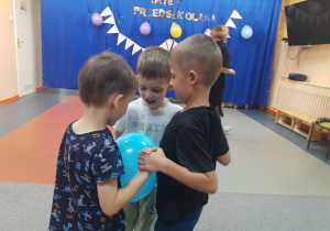 Chłopcy tanczą balonowy taniec.