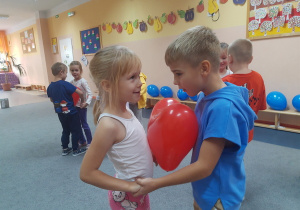 Ilona i Kuba tańczą z balonem.