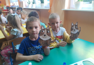 Kacper i Piotruś prezentują swoje prace.