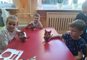 Marysia, Gabryś i Wojtek z e swoimi pracami