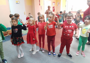 "Rób to co jabłuszko" - zabawa ruchowa przy muzyce.