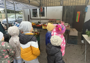 Dzieci oglądają warzywa.