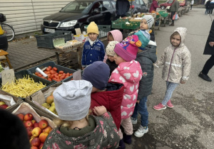Dzieci rozmawiają ze sprzedawcą.