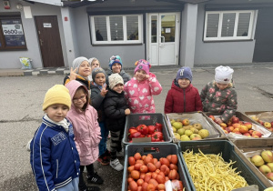 Dzieci w trakcie oglądania warzyw na targu.