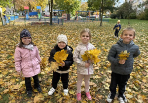 Wiktoria, Leon, Wiktoria i Filip ze swoimi bukietami.