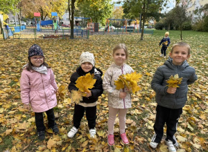 Spacer w poszukiwaniu oznak jesieni