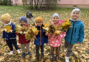 Staś, Oliwier, Sebastian, Łucja i Leon ze swoimi bukietami.