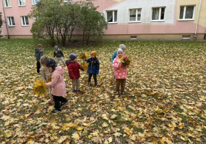 Dzieci w trakcie poszukiwań jesiennych skarbów.