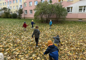 Dzieci w trakcie poszukiwań jesiennych skarbów.