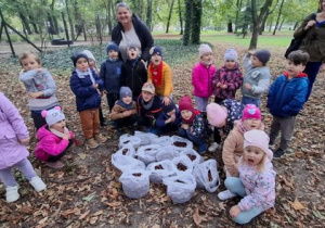 Dzieci prezentują zebrane kasztany.