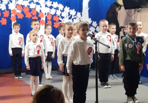 Kuba śpiewa piosenkę pt.: "Biały Krzyż".