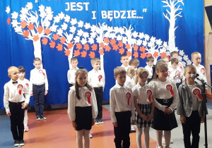 Kacper recytuje wiersz.