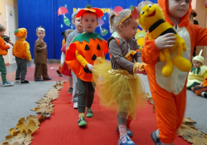 Jesienny pokaz mody w wykonaniu dzieci z grupy "Pszczółki".