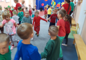 Tanecznym krokiem.