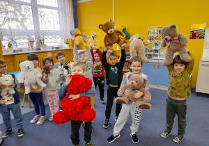 Dzieci prezentują swoje misie.