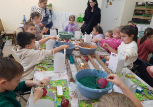 Dzieci w trakcie ozdabiania bombek.