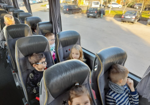 Dzieci w autobusie.