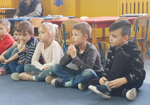 Dzieci uważnie słuchają gościa.