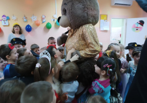 Zabawy z misiem.
