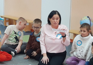 Pani omawia hasło dotyczące zagrożeń Internetu.