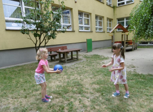 Bezpieczne zabawy na podwórku.