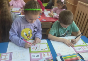 Laura i Adam wykonują zadania matematyczne.