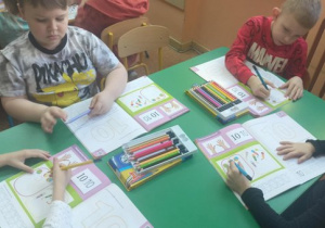 Dzieci wykonują zadania matematyczne.