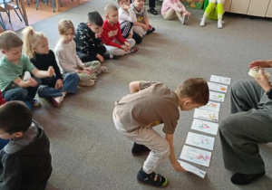Wojtek porządkuje bałwanki wg. wiersza.