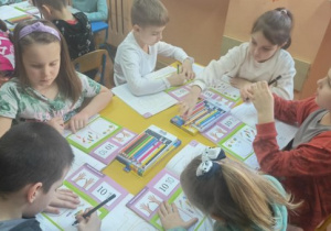 Biedronki wykonują zadania matematyczne.
