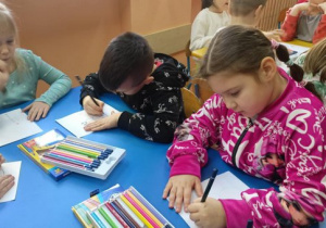 Biedronki rysują dziesiątego bałwanka.